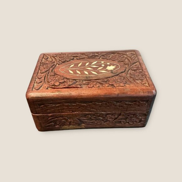 Hand-Carved Wooden Trinket Box With Floral Inlay - 5.5"x4"x2.25" - Jewelry Stora - Picture 3 of 8
